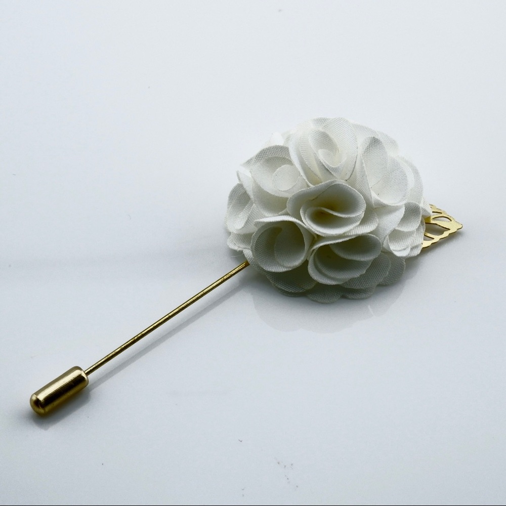 White flower boutonnière with gold accents